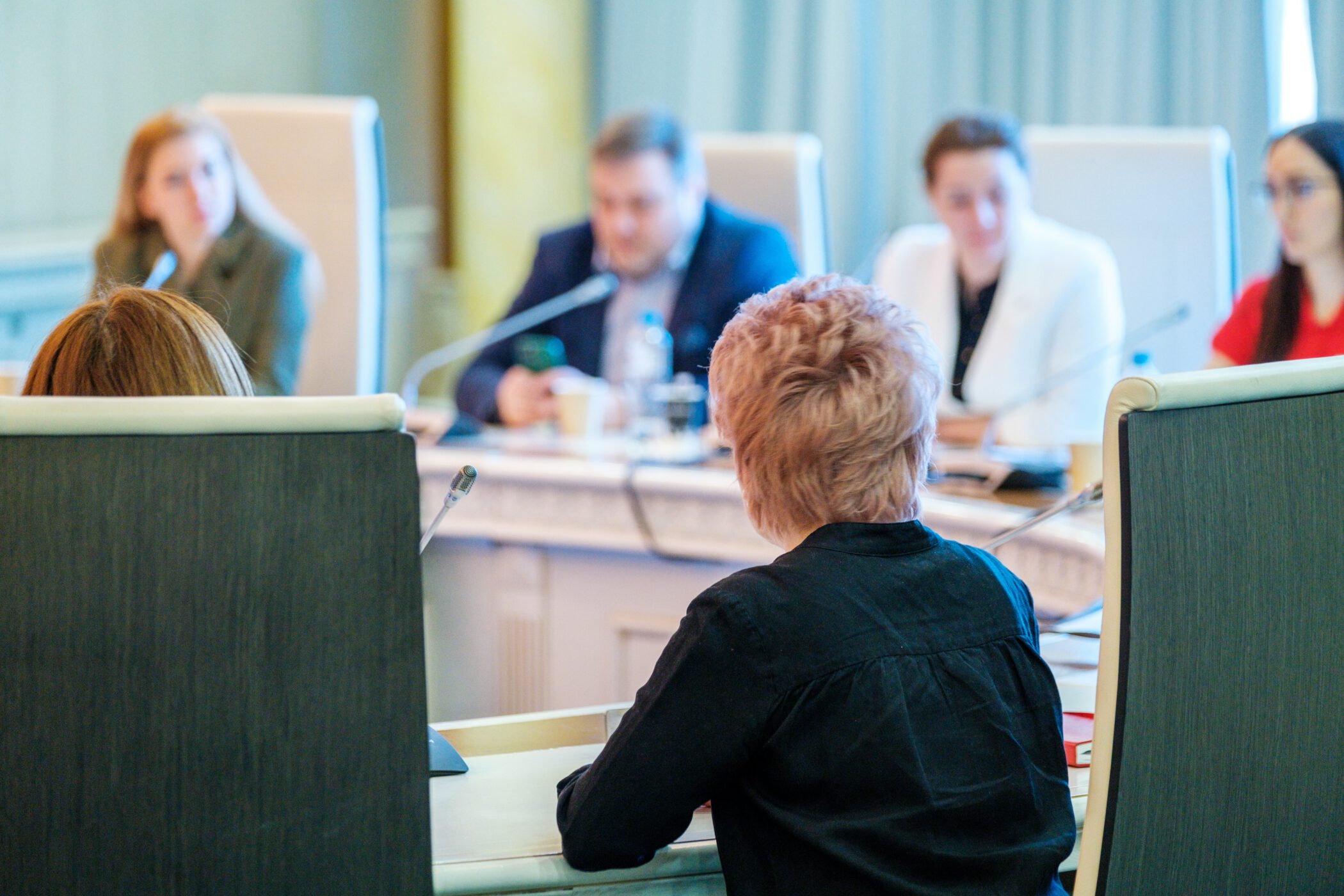 Eine Betriebsratssitzung mit 6 Personen